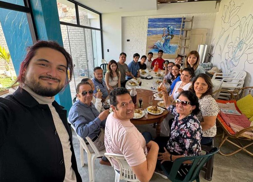 Dustin Calderón con alumnos en Lima, Perú
